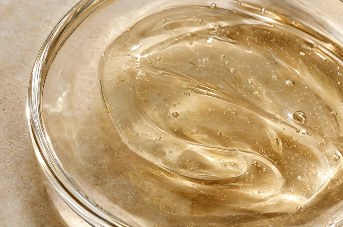 Textura de sérum en espiral vista en macro — imagen conceptual de marca